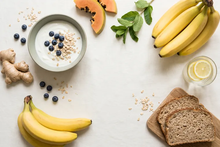 Mesa com alimentos frescos e laticínios, representando escolhas alimentares no dia a dia