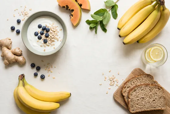 Alimentos variados sobre a mesa
